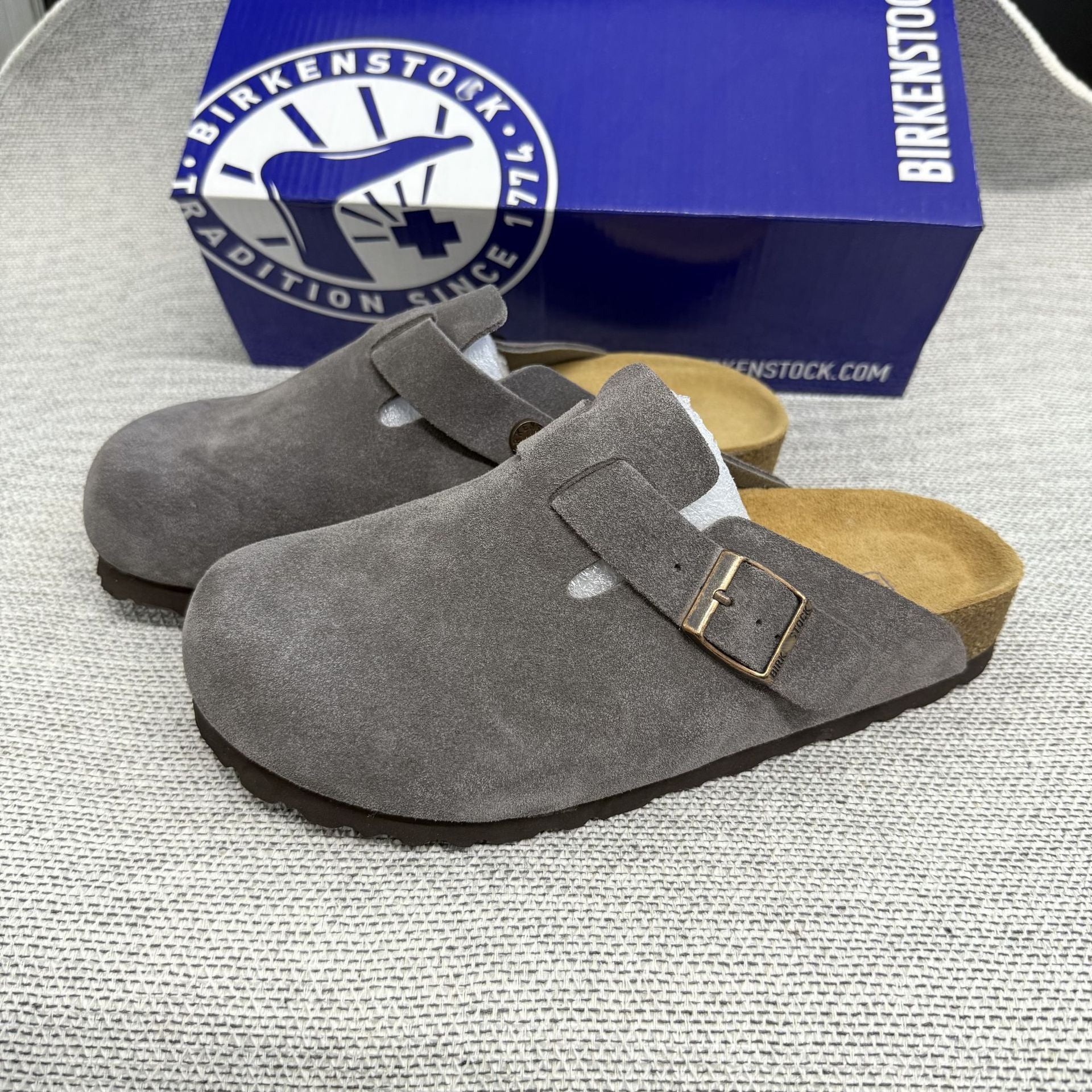 Women Men Round Toe Cork Footbed Clogs with Adjustable Flat Buckle Suede Texture Casual Outdoor Slip On Design Comfortable Walking Shoes Thanksgiving Christmas