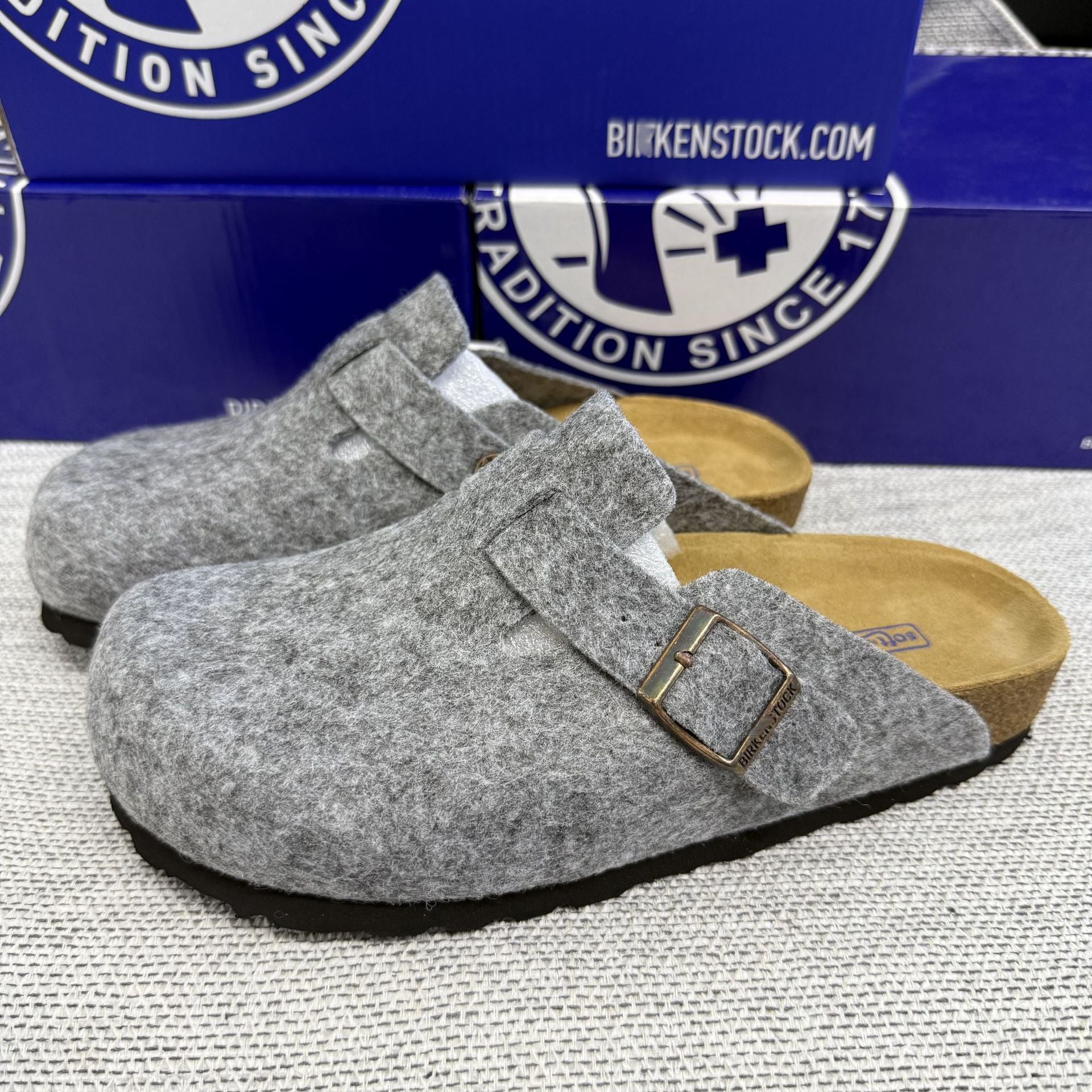 Women Men Round Toe Cork Footbed Clogs with Adjustable Flat Buckle Suede Texture Casual Outdoor Slip On Design Comfortable Walking Shoes Thanksgiving Christmas